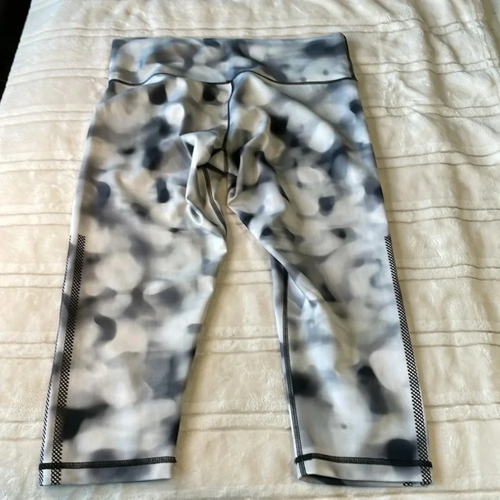 💰Adidas climalite tie dye capris leggings size medium black, gray white - Picture 6 of 7